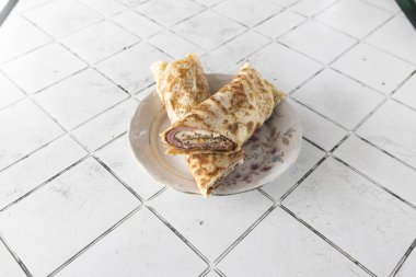 Yeni hazırlanmış yemek / yemek bir restoranda servis edilecek.