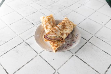 Yeni hazırlanmış yemek / yemek bir restoranda servis edilecek.