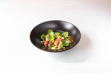 Yeni hazırlanmış yemek / yemek bir restoranda servis edilecek.