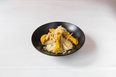 Yeni hazırlanmış yemek / yemek bir restoranda servis edilecek.