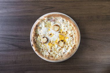 Yeni hazırlanmış yemek / yemek bir restoranda servis edilecek.