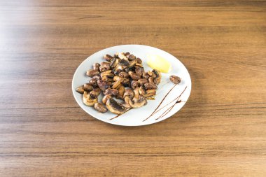 Yeni hazırlanmış yemek / yemek bir restoranda servis edilecek.