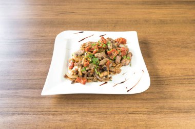 Yeni hazırlanmış yemek / yemek bir restoranda servis edilecek.