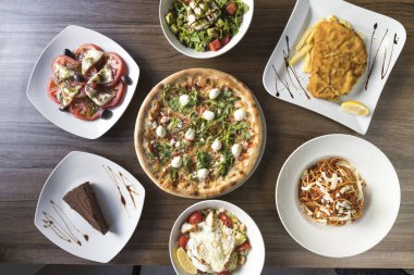 Yeni hazırlanmış yemek / yemek bir restoranda servis edilecek.