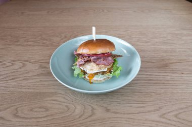 Yeni hazırlanmış yemek / yemek bir restoranda servis edilecek.