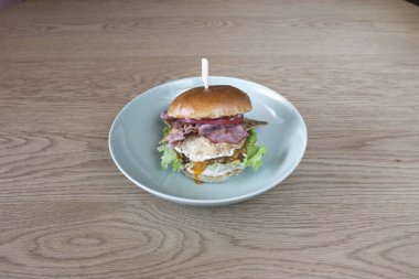 Yeni hazırlanmış yemek / yemek bir restoranda servis edilecek.