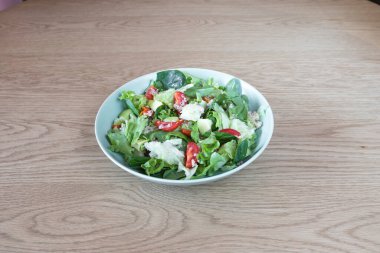 Yeni hazırlanmış yemek / yemek bir restoranda servis edilecek.