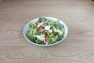 Yeni hazırlanmış yemek / yemek bir restoranda servis edilecek.