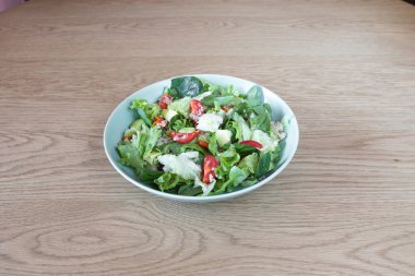 Yeni hazırlanmış yemek / yemek bir restoranda servis edilecek.