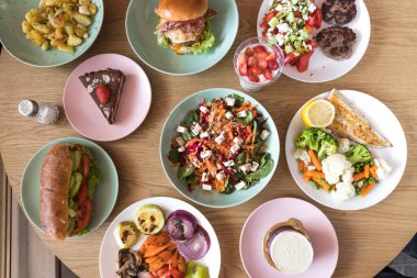 Yeni hazırlanmış yemek / yemek bir restoranda servis edilecek.