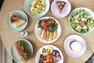 Yeni hazırlanmış yemek / yemek bir restoranda servis edilecek.
