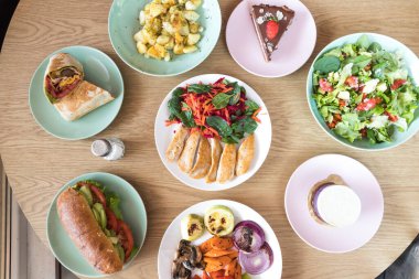 Yeni hazırlanmış yemek / yemek bir restoranda servis edilecek.
