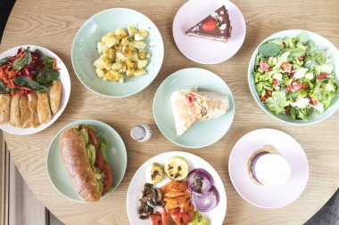 Yeni hazırlanmış yemek / yemek bir restoranda servis edilecek.