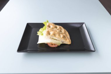 Yeni hazırlanmış yemek / yemek bir restoranda servis edilecek.