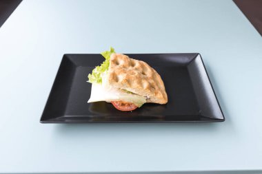 Yeni hazırlanmış yemek / yemek bir restoranda servis edilecek.