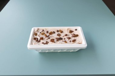 Yeni hazırlanmış yemek / yemek bir restoranda servis edilecek.