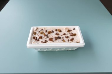 Yeni hazırlanmış yemek / yemek bir restoranda servis edilecek.