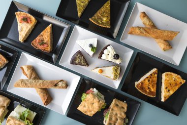 Yeni hazırlanmış yemek / yemek bir restoranda servis edilecek.