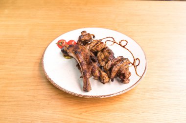 Yeni hazırlanmış yemek / yemek bir restoranda servis edilecek.