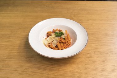 Yeni hazırlanmış yemek / yemek bir restoranda servis edilecek.