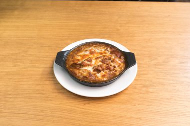 Yeni hazırlanmış yemek / yemek bir restoranda servis edilecek.