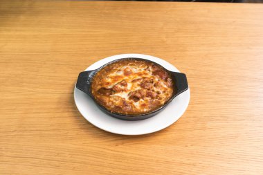 Yeni hazırlanmış yemek / yemek bir restoranda servis edilecek.