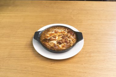 Yeni hazırlanmış yemek / yemek bir restoranda servis edilecek.