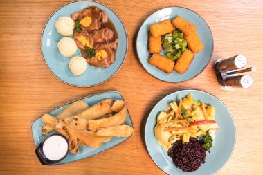 Yeni hazırlanmış yemek / yemek bir restoranda servis edilecek.