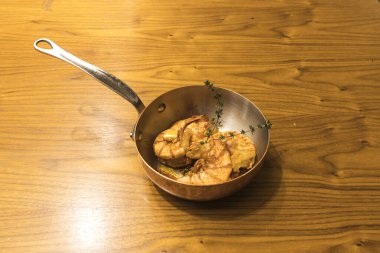 Yeni hazırlanmış yemek / yemek bir restoranda servis edilecek.