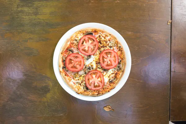 Yeni hazırlanmış yemek / yemek bir restoranda servis edilecek.