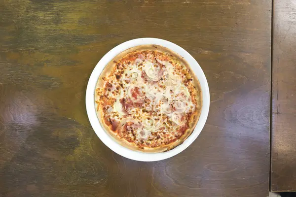 Yeni hazırlanmış yemek / yemek bir restoranda servis edilecek.