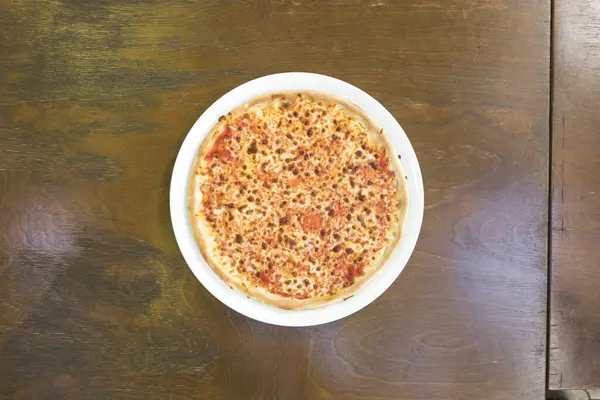 Yeni hazırlanmış yemek / yemek bir restoranda servis edilecek.