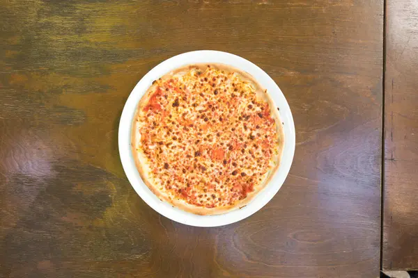 Yeni hazırlanmış yemek / yemek bir restoranda servis edilecek.