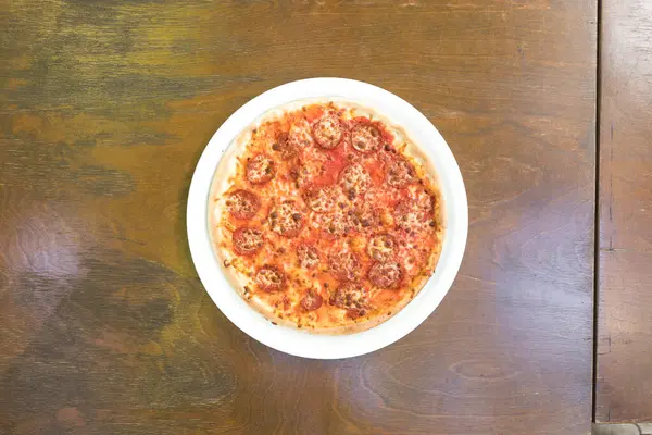 Yeni hazırlanmış yemek / yemek bir restoranda servis edilecek.