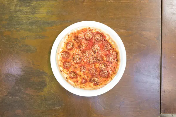 Yeni hazırlanmış yemek / yemek bir restoranda servis edilecek.