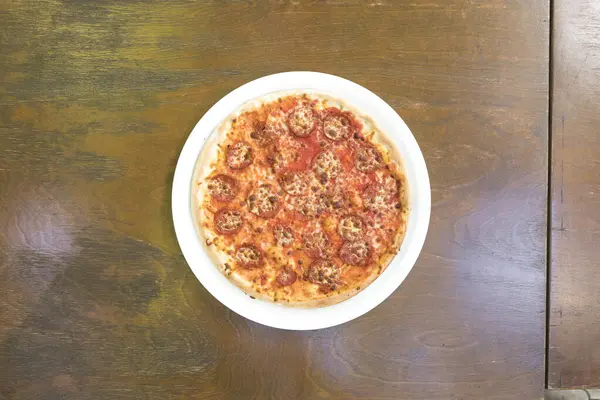 Yeni hazırlanmış yemek / yemek bir restoranda servis edilecek.