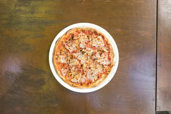 Yeni hazırlanmış yemek / yemek bir restoranda servis edilecek.