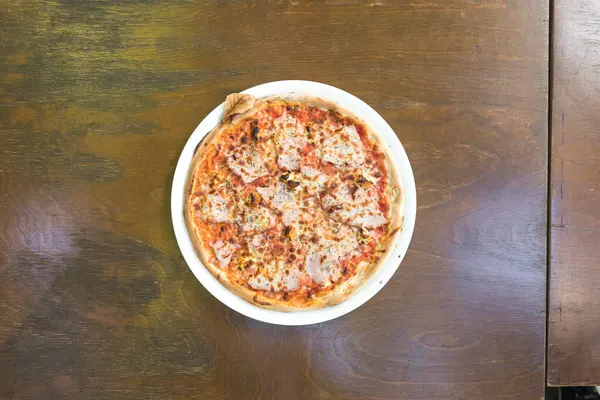 Yeni hazırlanmış yemek / yemek bir restoranda servis edilecek.