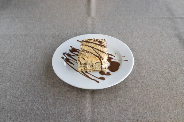 Yeni hazırlanmış yemek / yemek bir restoranda servis edilecek.