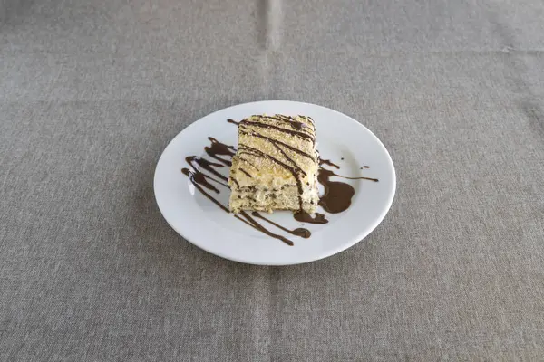 Yeni hazırlanmış yemek / yemek bir restoranda servis edilecek.