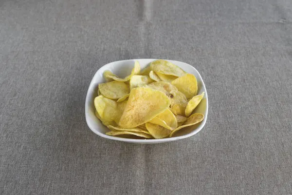 Yeni hazırlanmış yemek / yemek bir restoranda servis edilecek.