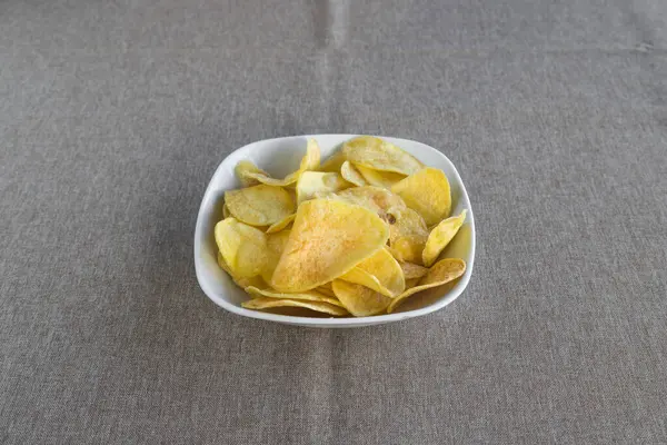 Yeni hazırlanmış yemek / yemek bir restoranda servis edilecek.