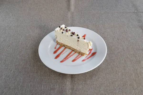 Yeni hazırlanmış yemek / yemek bir restoranda servis edilecek.