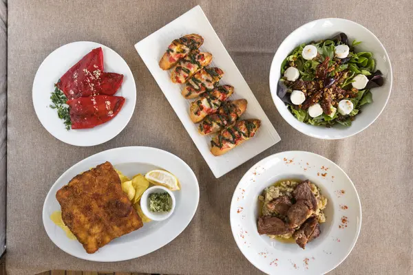 Yeni hazırlanmış yemek / yemek bir restoranda servis edilecek.