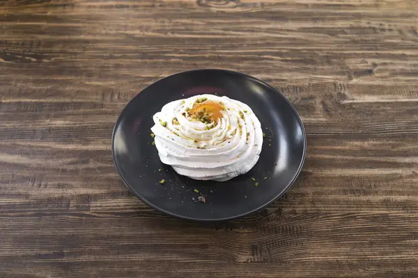 Yeni hazırlanmış yemek / yemek bir restoranda servis edilecek.