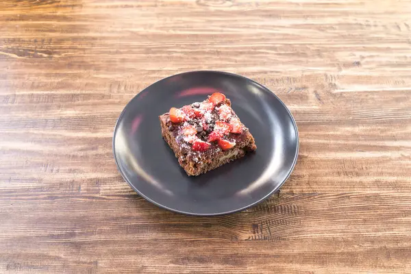 Yeni hazırlanmış yemek / yemek bir restoranda servis edilecek.