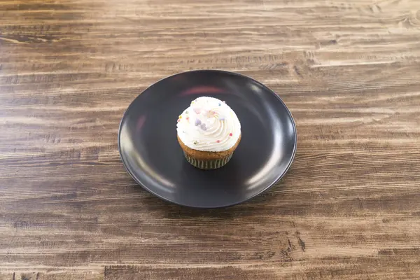 Yeni hazırlanmış yemek / yemek bir restoranda servis edilecek.