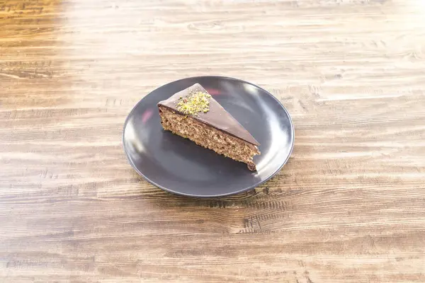 Yeni hazırlanmış yemek / yemek bir restoranda servis edilecek.