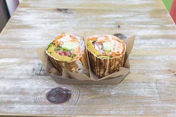 Yeni hazırlanmış yemek / yemek bir restoranda servis edilecek.