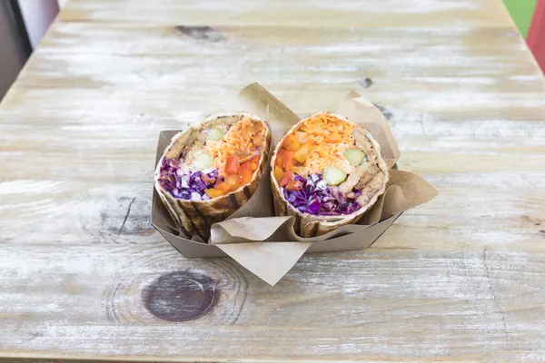 Yeni hazırlanmış yemek / yemek bir restoranda servis edilecek.